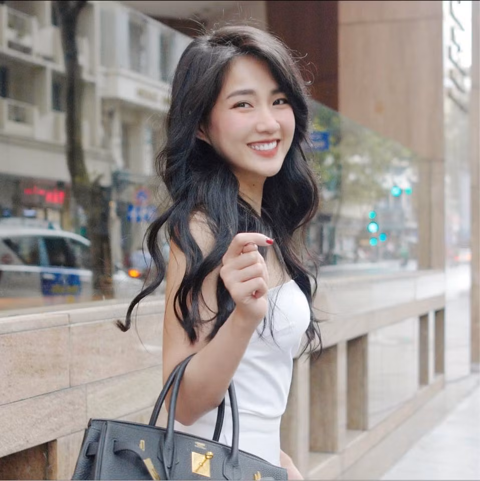 Cô nàng liên tục góp mặt trong hàng loạt dự án phim điện ảnh lớn nhỏ khác nhau như: “Em chưa 18”, “Ông ngoại tuổi 30”, “Cà chớn, anh đừng đi”, “Pháp sư mù”…