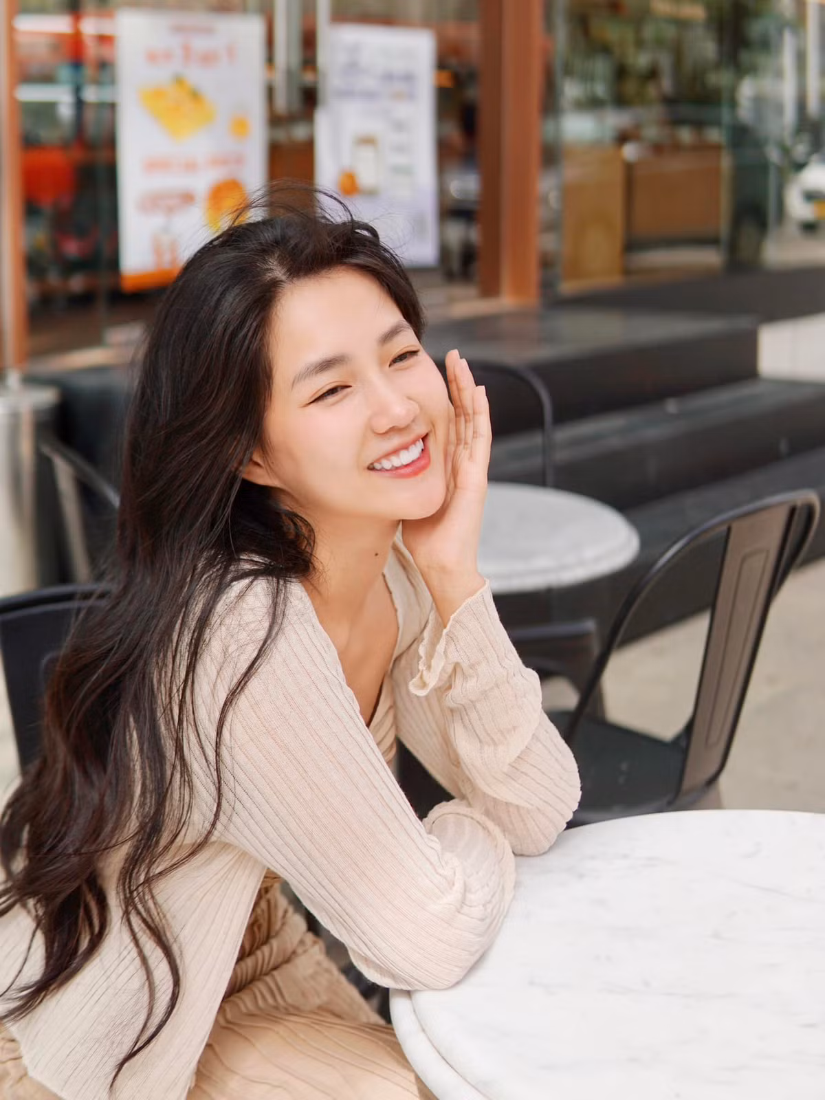 Kiều Trinh Xíu còn được gọi với biệt danh "hot girl vườn đào" nhờ bộ ảnh áo dài được lan truyền rộng rãi hay so sánh cô với "hot girl trà sữa" Trung Quốc.