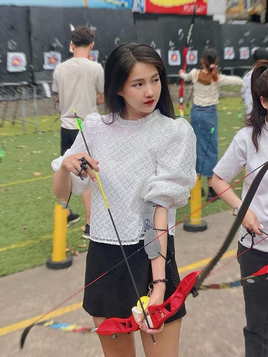 Mới đây, trên trang cá nhân, gái xinh sinh năm 1994 chia sẻ bức ảnh hóa nữ thần bắn cung gây chú ý.