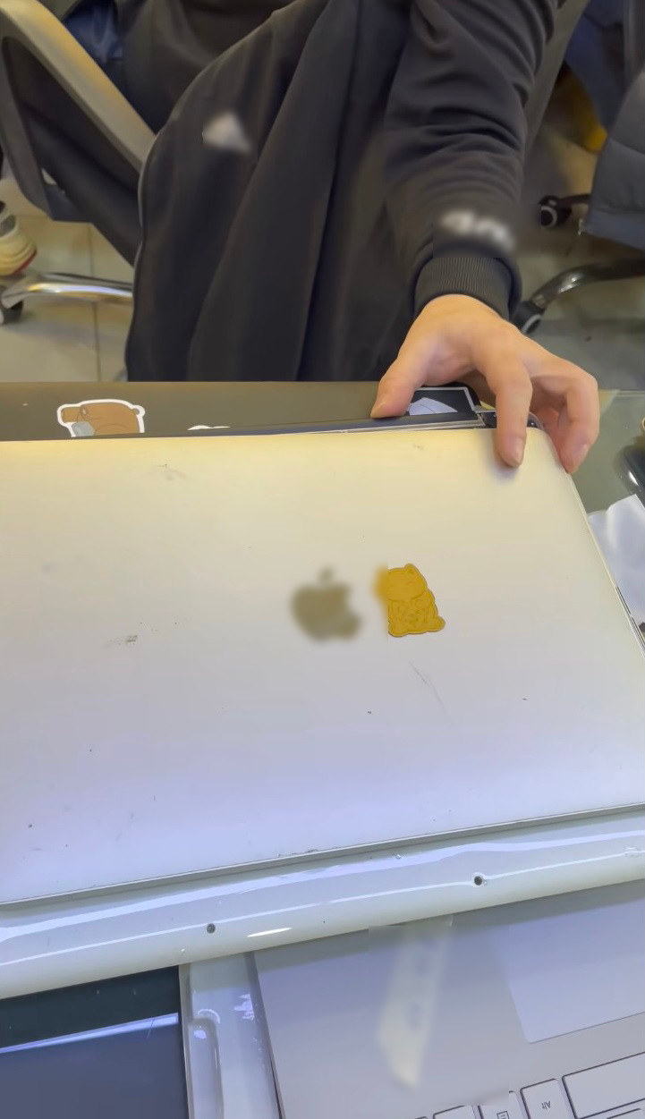 Mặc dù lúc đầu người mẹ có để lại số điện thoại cũng như cam đoan sẽ hỗ trợ. Tuy nhiên, khi nữ sinh thông báo tình trạng máy hỏng cần phải thay sửa thì bà mẹ kiên quyết từ chối. Thậm chí, người phụ nữ còn để chồng ra mặt khẳng định “trẻ con thì biết cái gì” và đổ lỗi ngược lại cho nữ sinh.