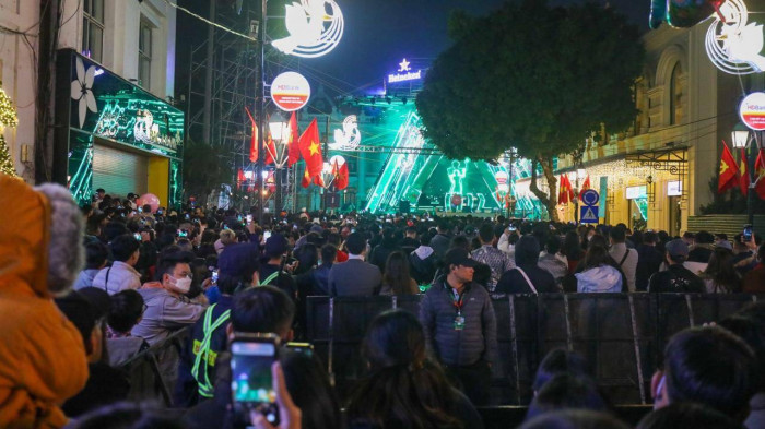 Mặc dù chưa đến khoảnh khắc countdown đón năm mới thế nhưng lượng người đổ về các địa điểm trung tâm như Tràng Tiền, quảng trường Đông Kinh Nghĩa Thục rất đông. Ảnh: Báo Giao thông