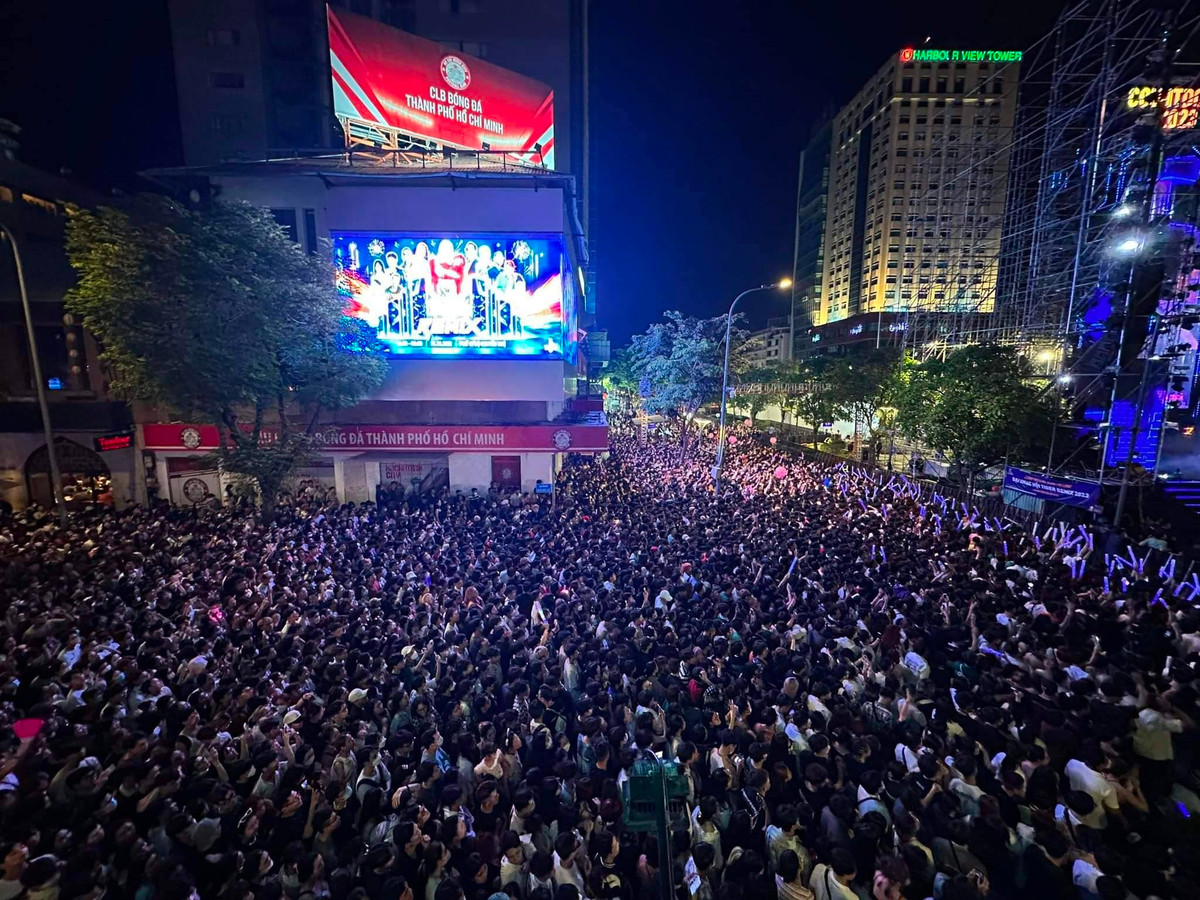 Các chương trình chào mừng năm mới có nhiều ca sĩ nổi tiếng thu hút nhiều bạn trẻ tham gia.