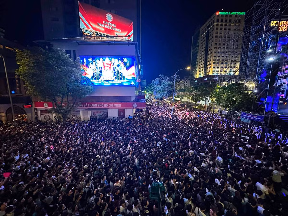 Các chương trình chào mừng năm mới có nhiều ca sĩ nổi tiếng thu hút nhiều bạn trẻ tham gia.