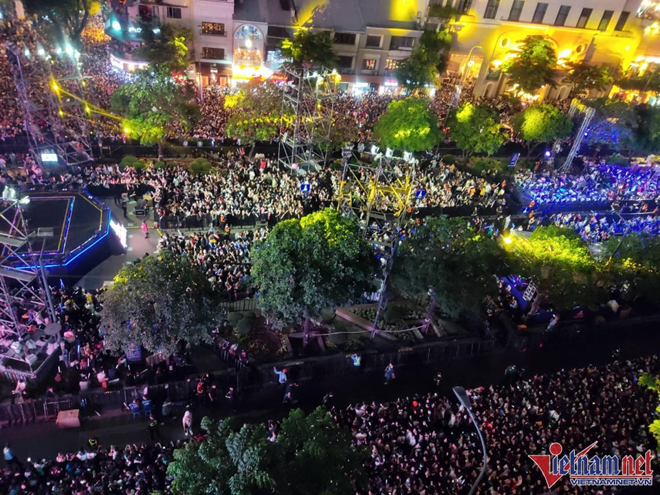 Không kém cạnh Thủ đô Hà Nội, tại TP HCM cũng chứng kiến khoảnh khắc đông đúc đến nghẹt thở của dòng người đổ về địa điểm trung tâm đón chào năm mới 2023. Ảnh: Vietnamnet