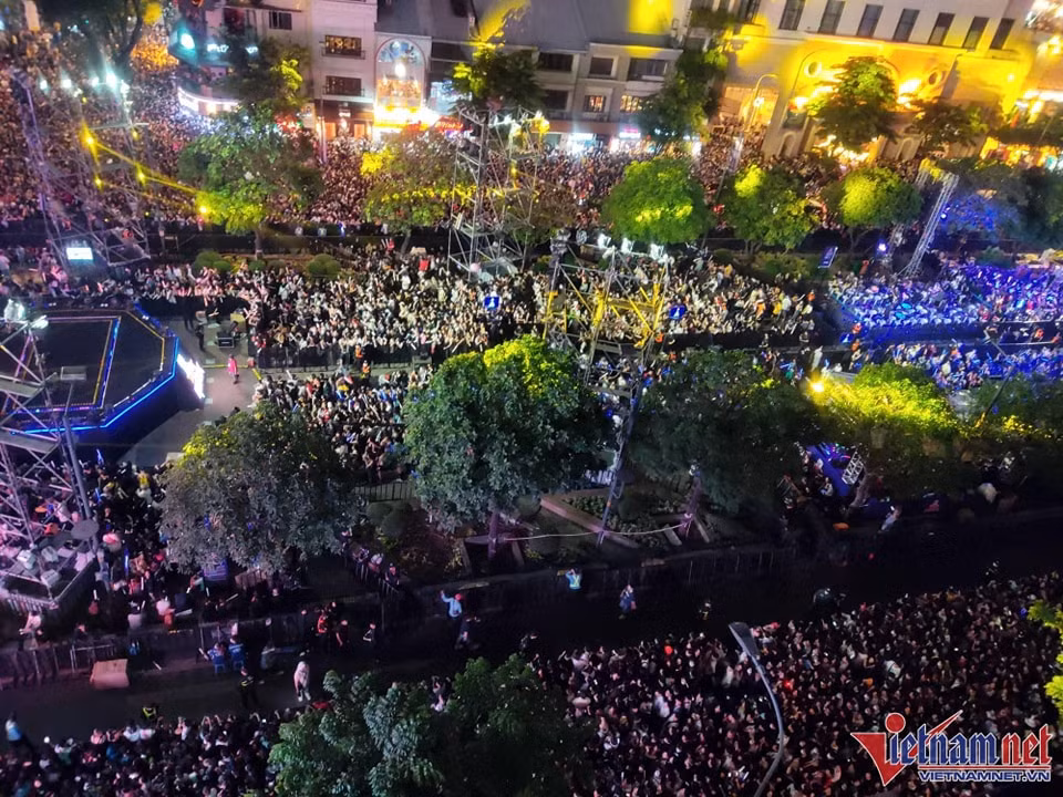 Không kém cạnh Thủ đô Hà Nội, tại TP HCM cũng chứng kiến khoảnh khắc đông đúc đến nghẹt thở của dòng người đổ về địa điểm trung tâm đón chào năm mới 2023. Ảnh: Vietnamnet