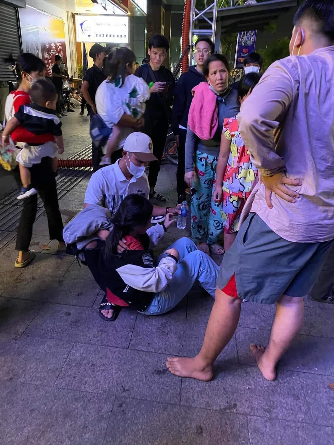 Một bạn nữ ngất xỉu vì chen lấn trong dòng người đổ ra đường chào đón năm mới. Ảnh: Facebook