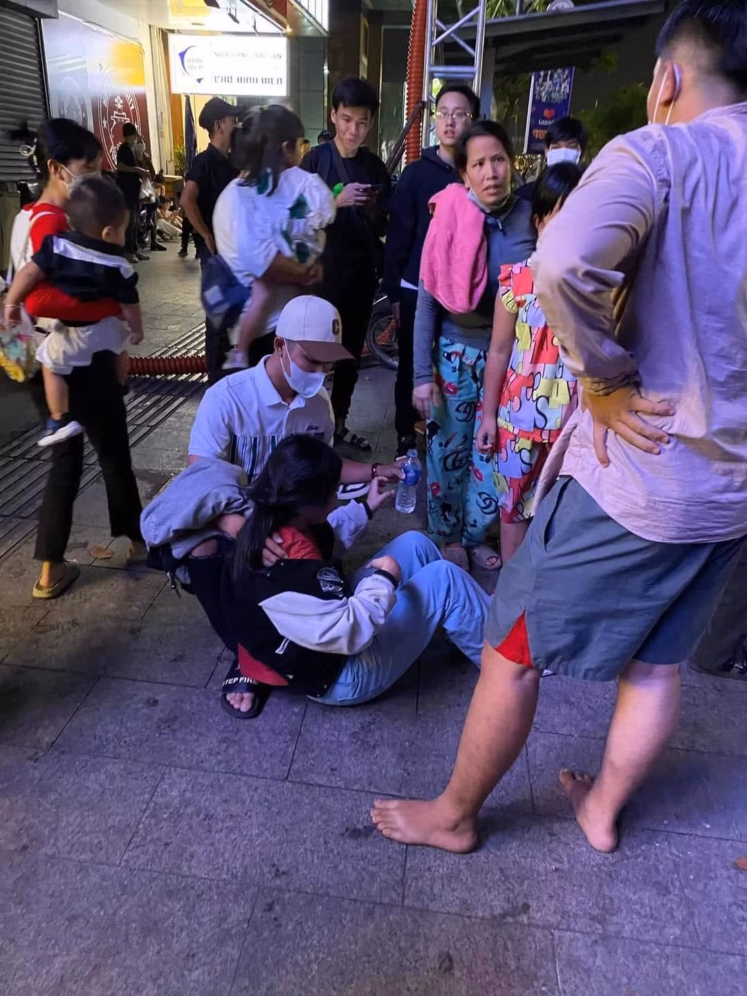 Một bạn nữ ngất xỉu vì chen lấn trong dòng người đổ ra đường chào đón năm mới. Ảnh: Facebook