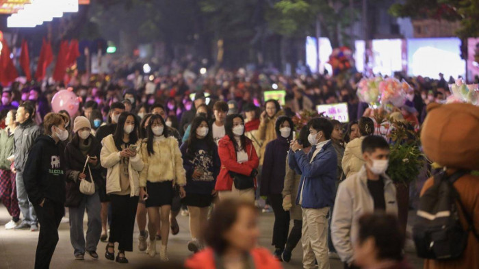 Rất đông người đổ về phố đi bộ quanh hồ Hoàn Kiếm trước thềm năm mới 2023. Ảnh: Báo Giao thông