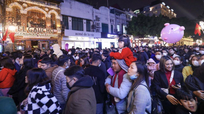 Tại không gian phố đi bộ quanh hồ Hoàn Kiếm cũng chứng kiến cảnh người xếp hàng như nêm. Ảnh: Báo Giao thông