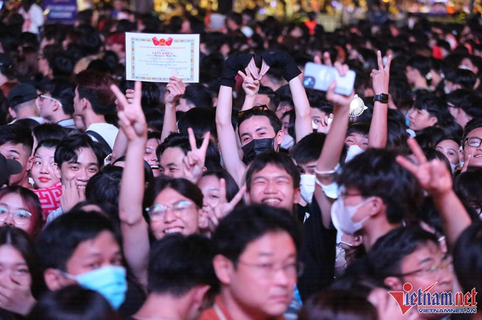 Bên cạnh đó trên MXH xuất hiện không ít khoảnh khắc hài hước của các bạn trẻ, mặc dù hoà vào không khí lễ hội đếm ngược nhưng vẫn không quên nhiệm vụ học tập. Ảnh: Vietnamnet