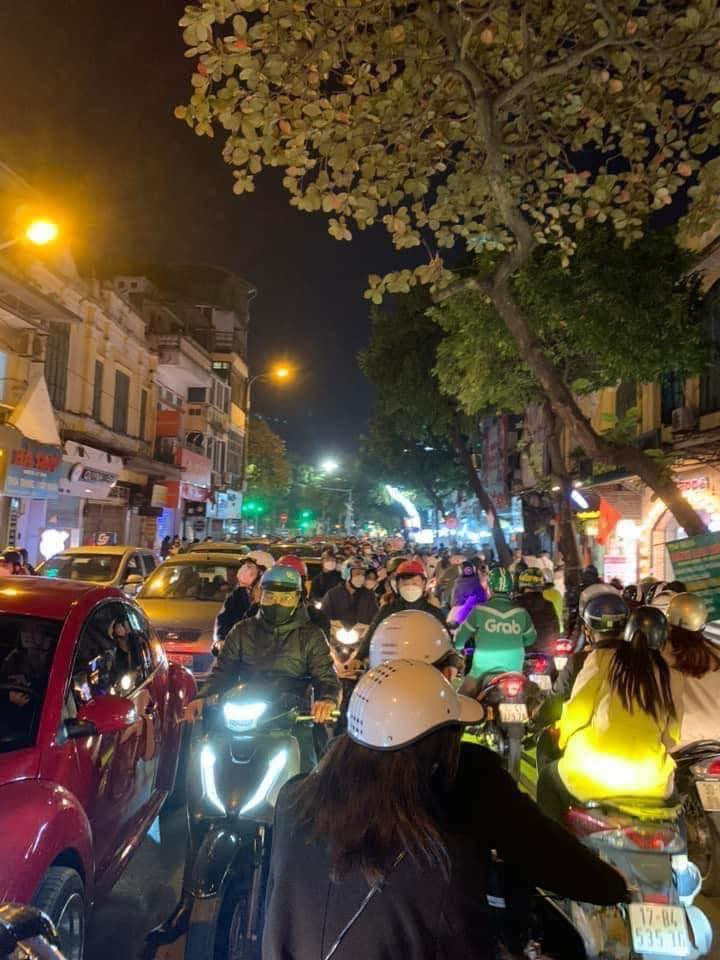 Tối nay 31/12, dù thời tiết Thủ đô giá rét, rất đông người dân đã đổ về quảng trường trung tâm để xem lễ hội Countdown chào mừng năm 2023.