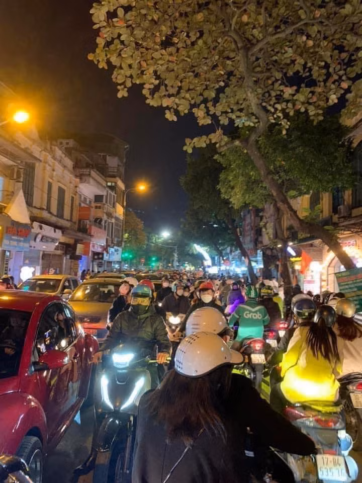 Tối nay 31/12, dù thời tiết Thủ đô giá rét, rất đông người dân đã đổ về quảng trường trung tâm để xem lễ hội Countdown chào mừng năm 2023.