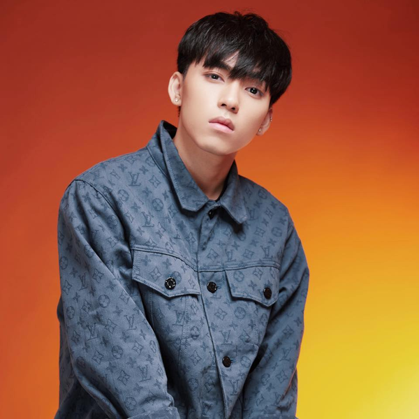 Năm 2019, Long Hoàng bất ngờ gây chú ý khi tham gia buổi tuyển chọn thực tập sinh của 1 trong 3 công ty giải trí lớn nhất xứ sở kim chi - SM Entertainment. Anh chàng cũng có cơ hội được SM mời sang tham gia chương trình Summer Audition Camp.