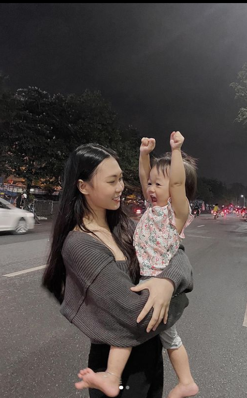 Đến năm 2020, Chi Bé khiến mạng xã hội một phen rầm rộ vì bất ngờ công khai việc sinh em bé đầu lòng và đã kết hôn.