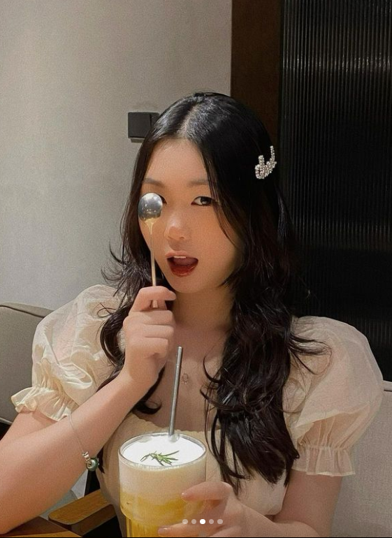 Sở hữu gương mặt bầu bĩnh, đáng yêu cùng giọng nói nhẹ nhàng, Chi Bé (tên thật là Đào Kim Chi, SN 2002) được đông đảo người dùng mạng xã hội yêu thích thời mới nổi tiếng.