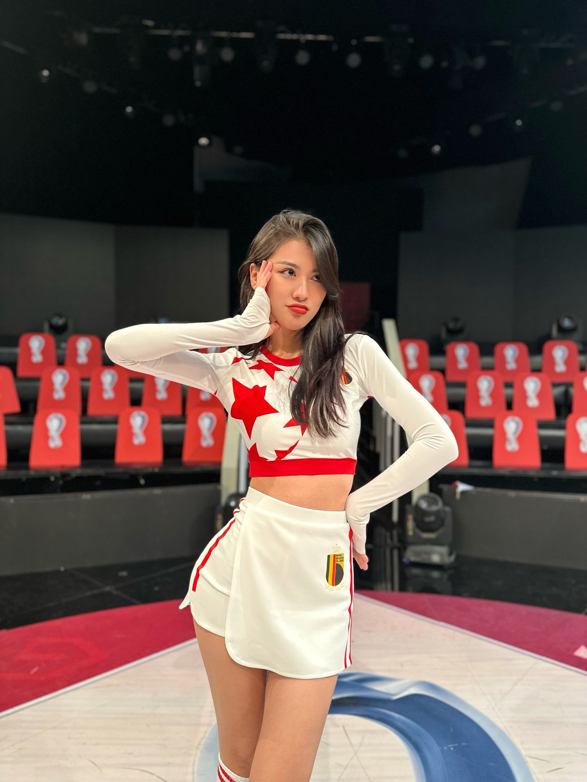 Chương trình “Nóng cùng World Cup” trở lại với sự góp mặt của 32 bóng hồng, mỗi cô gái là đại diện cho từng đội tuyển, họ sở hữu nhan sắc và thành tích riêng đang ngưỡng mộ.