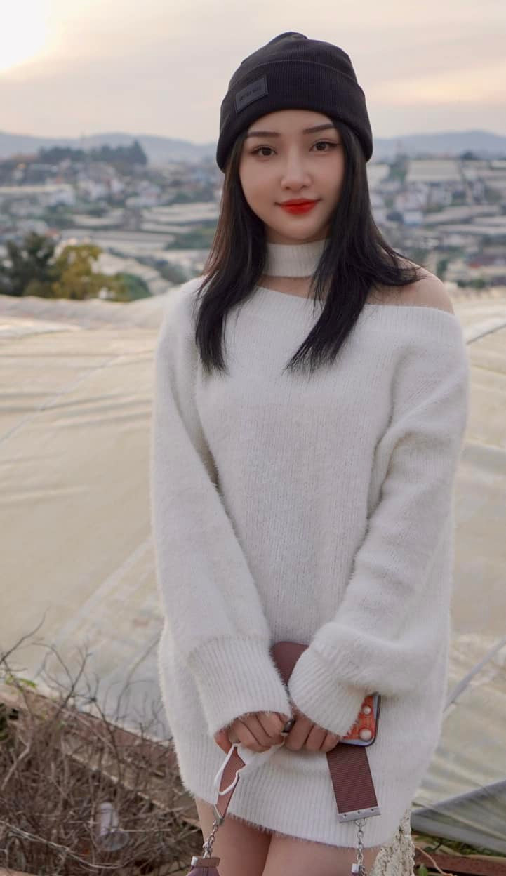 Sở hữu vẻ đẹp mong manh, yếu đuối nhưng cô nàng lại là một game thủ kỳ cựu trên các đấu trường hot như PUBG, Liên quân,...