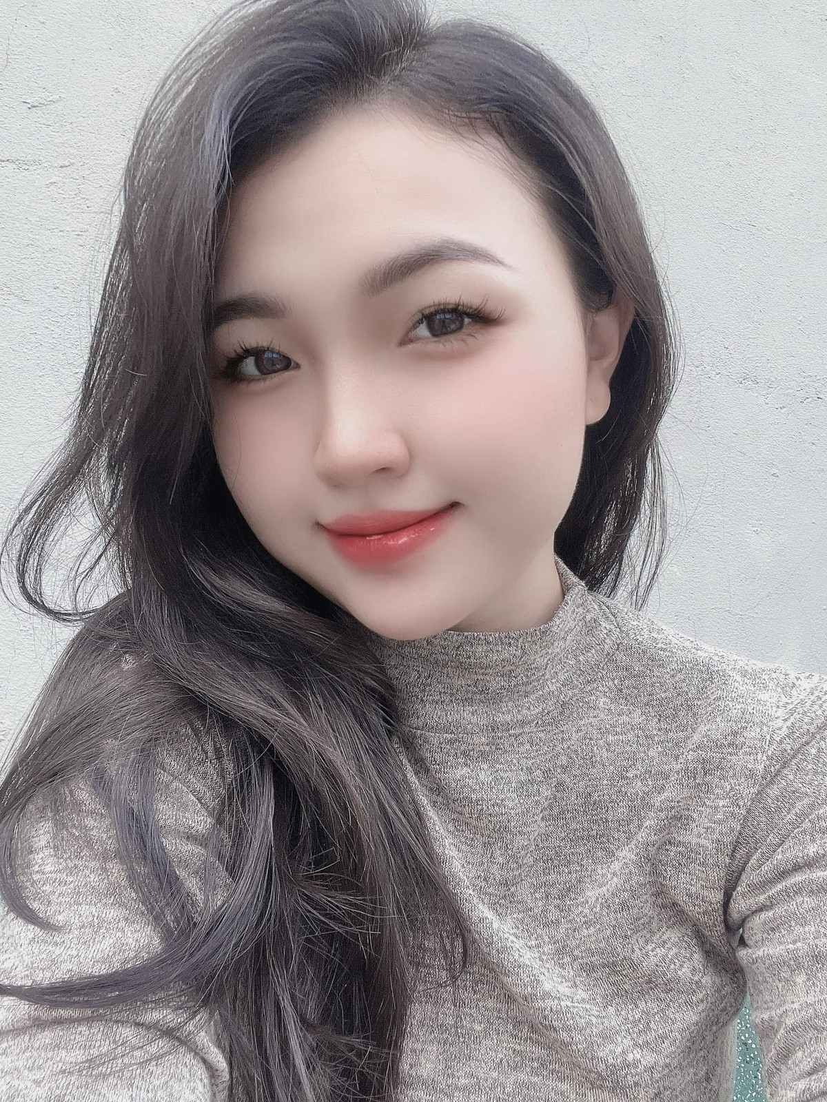 Yuri Cẩm Tú - tên thật là Nguyễn Thoại Cẩm Tú, sinh năm 1995. Yuri là cái tên nổi tiếng từ thời chơi game Liên minh huyền thoại năm 2013.