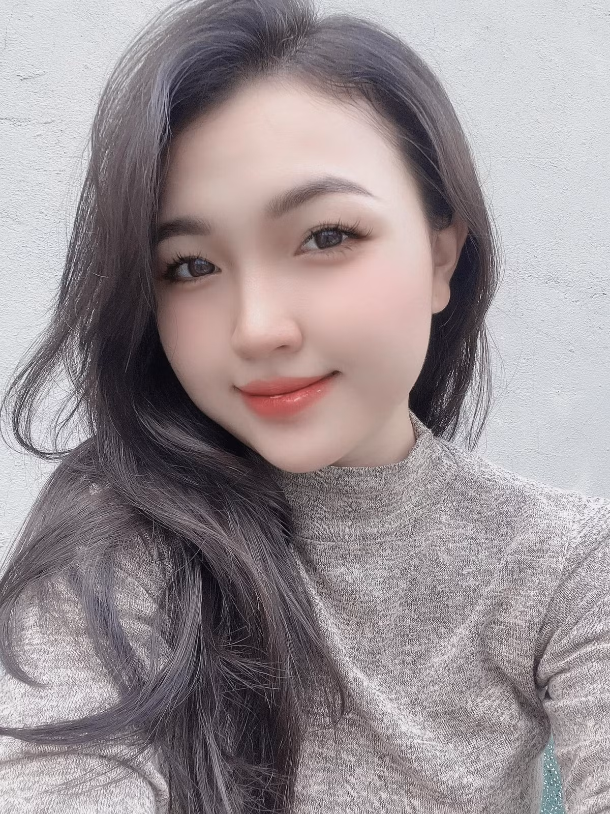 Yuri Cẩm Tú - tên thật là Nguyễn Thoại Cẩm Tú, sinh năm 1995. Yuri là cái tên nổi tiếng từ thời chơi game Liên minh huyền thoại năm 2013.