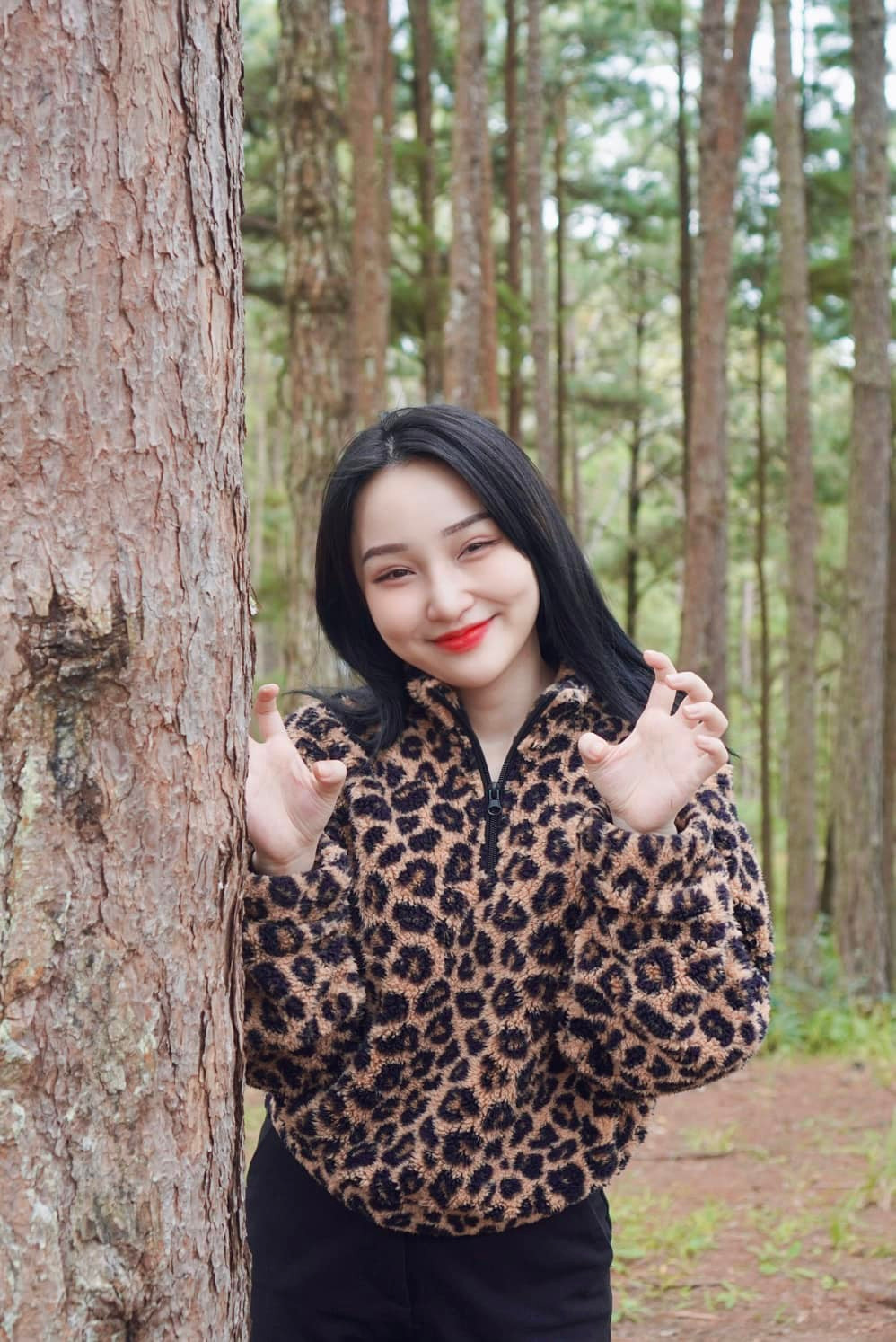 Không chỉ nổi bật với làn da trắng, sống mũi cao cùng đường nét ưa nhìn, Nhật Hoa còn có giọng nói dễ thương và nhiều tài lẻ như vẽ tranh, làm Vlog, cosplay...