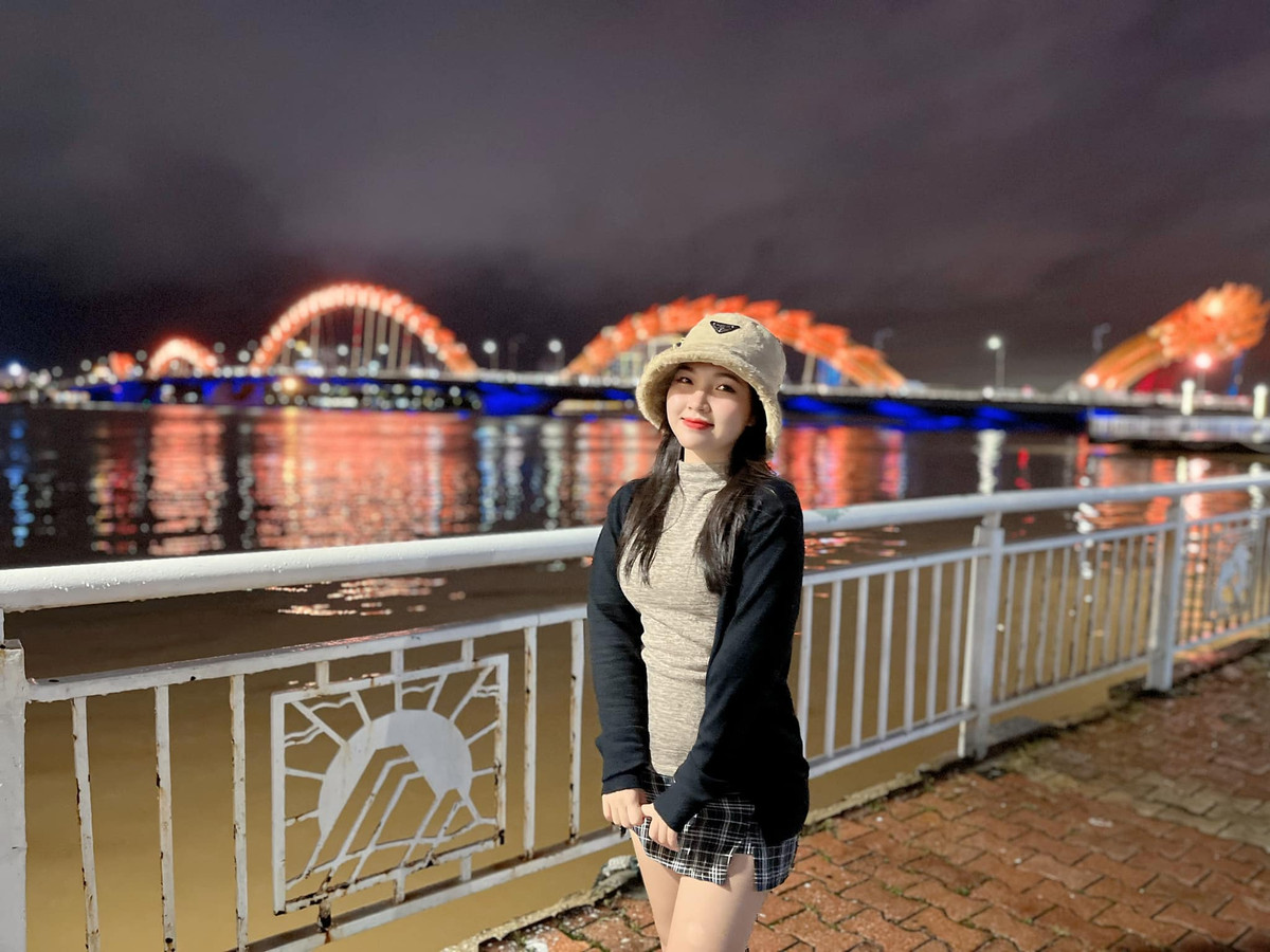 Cô nàng sở hữu gương mặt tròn với đôi má phính nhìn cực dễ thương.