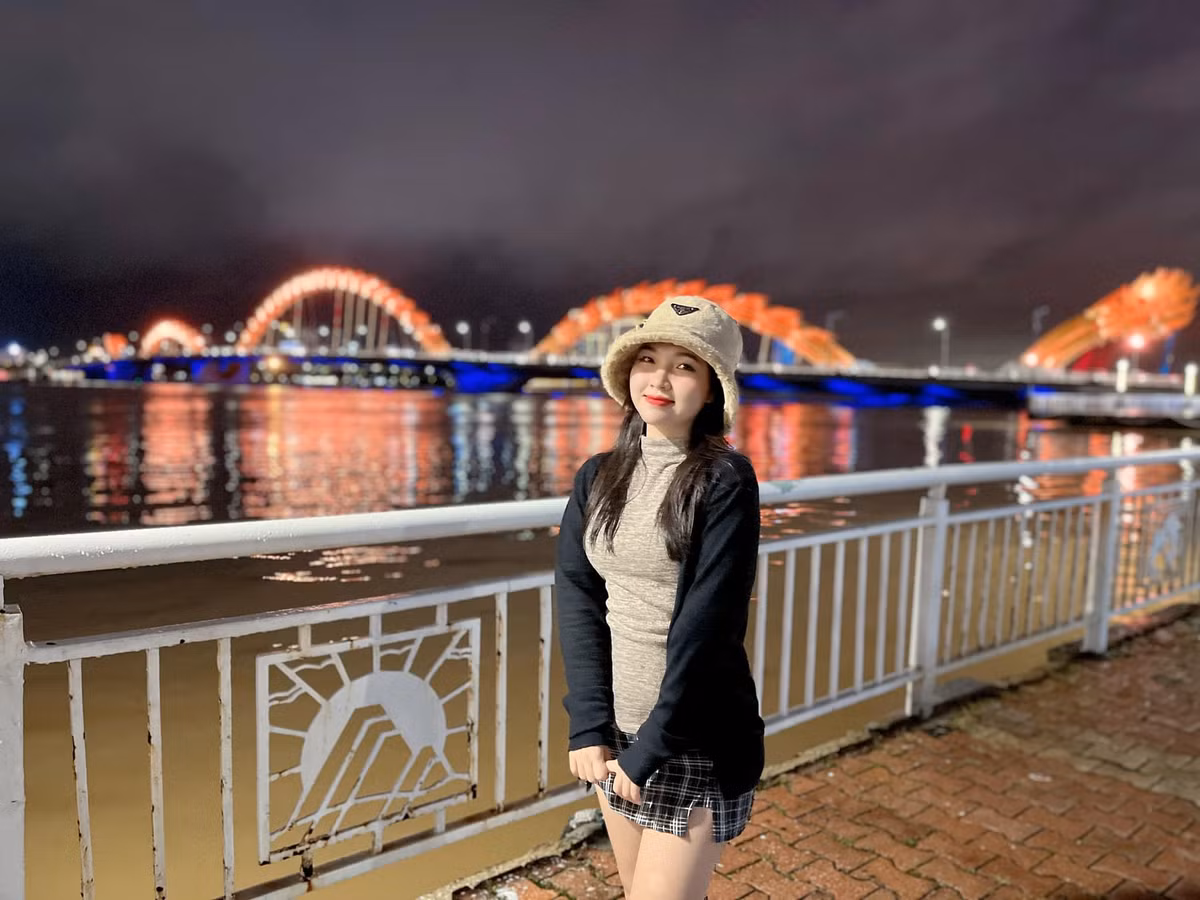 Cô nàng sở hữu gương mặt tròn với đôi má phính nhìn cực dễ thương.