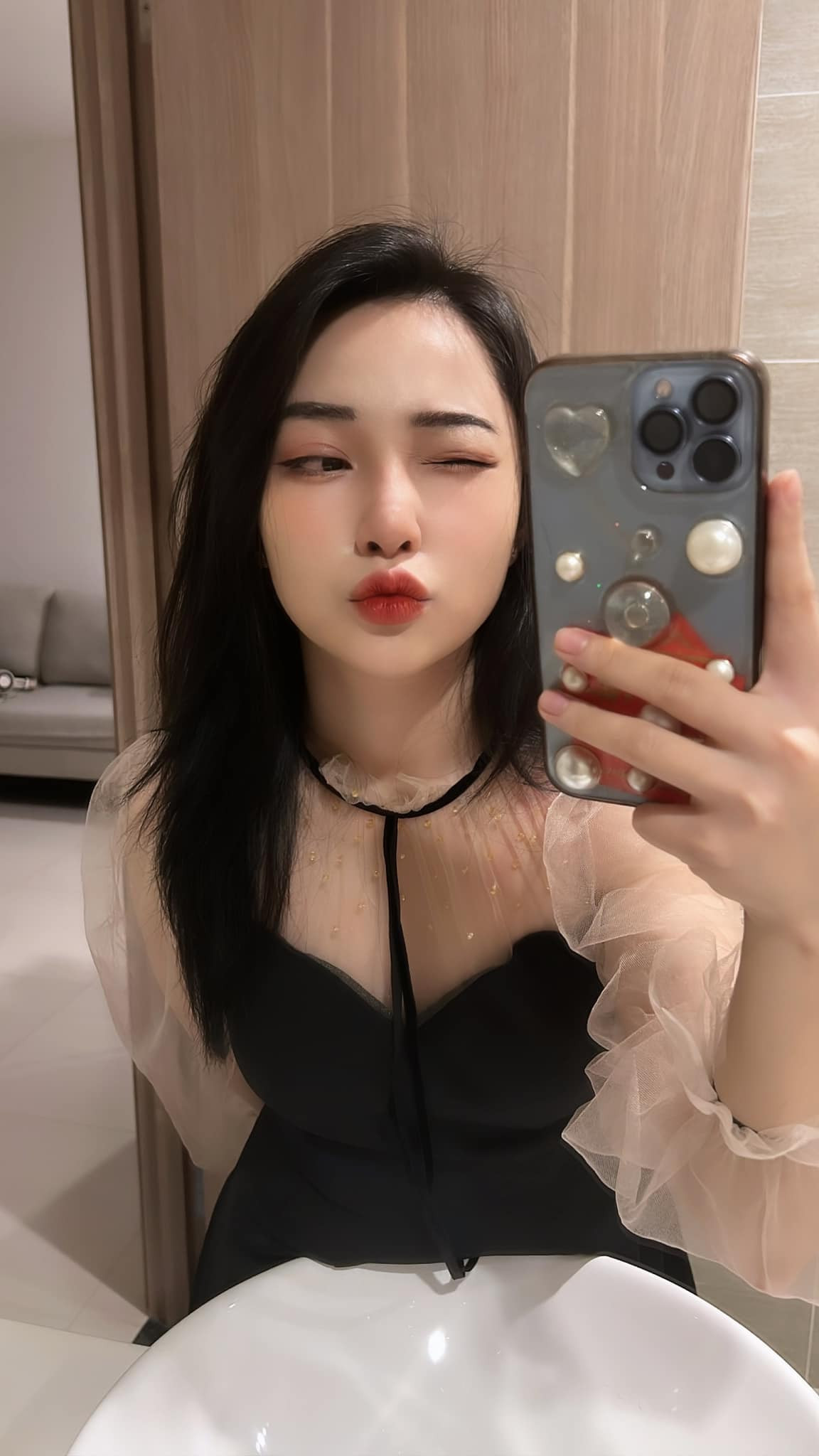 Xuka Nhật Hoa - tên thật là Huỳnh Nhật Hoa, sinh năm 1996, cô nàng hiện là sinh viên của Học viện Tài chính Hà Nội.