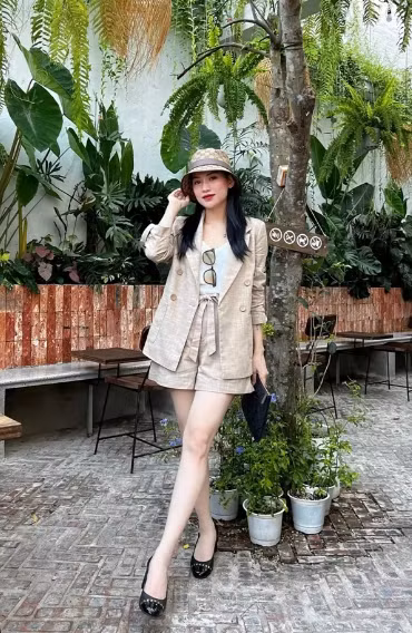 Ngoài ra Võ Hà Linh còn được cư dân mạng gọi là "chiến thần review", lấn sân sang cả review ẩm thực khiến không ít chủ quán phải toát mồ hôi.