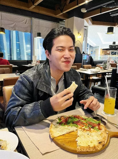 Không chỉ vậy, anh chàng cũng không ngần ngại đụng độ với những người nổi tiếng như: Trang Khàn, Ty Thy, Đạt Villa,...