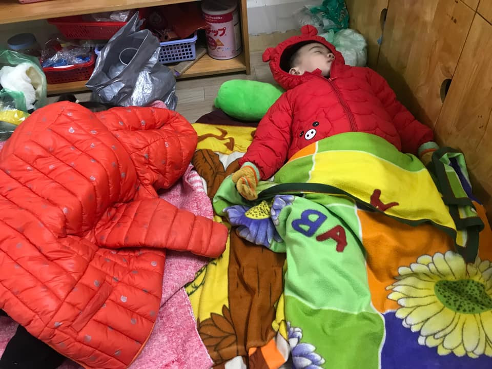 Thời gian gần đây, thời tiết giảm mạnh ở các tỉnh phía Bắc khiến nhiều học sinh thi nhau ca thán vì thời tiết rét mướt này chỉ hợp đi ngủ chứ đi học gì tầm này.