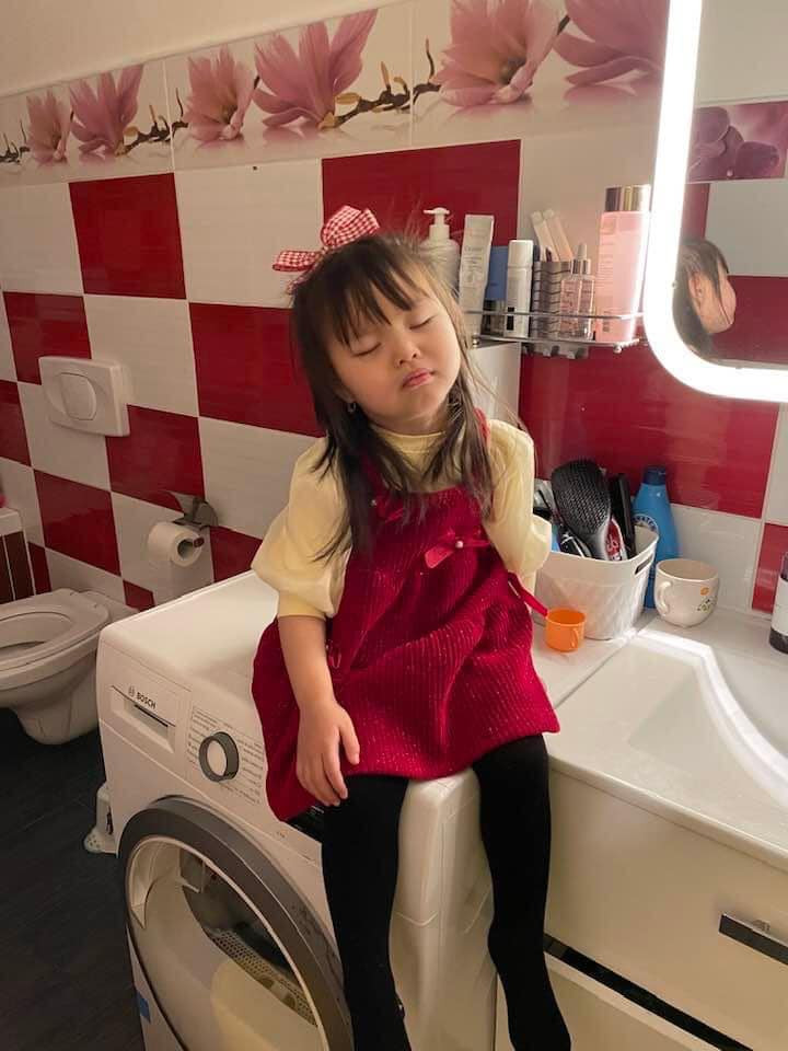 Dù ở đâu hội nhóc tỳ vẫn có thể đánh thêm một giấc trong khi bố mẹ chúng hớt hải chuẩn bị cho kịp giờ đến trường. Ảnh: Tôi ♥ Việt Nam | I ♥ Vietnam