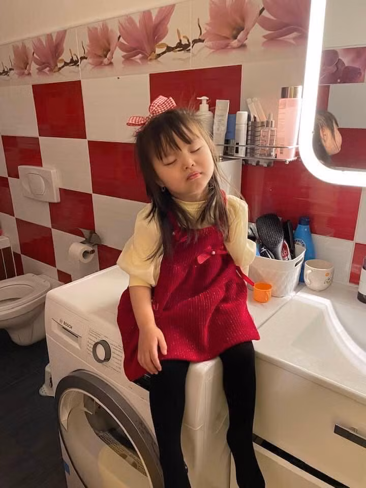 Dù ở đâu hội nhóc tỳ vẫn có thể đánh thêm một giấc trong khi bố mẹ chúng hớt hải chuẩn bị cho kịp giờ đến trường. Ảnh: Tôi ♥ Việt Nam | I ♥ Vietnam