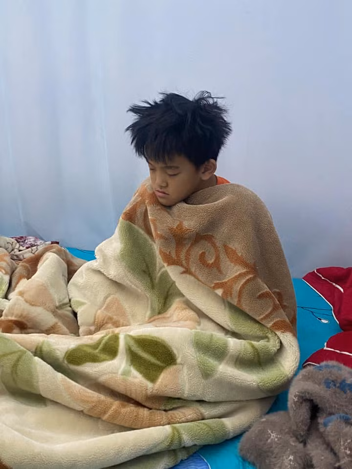 Không ít cư dân mạng cũng bình luận bày tỏ đồng cảm với hội nhóc tỳ, đến người lớn còn ngại dậy sớm huống hồ gì các em nhỏ.