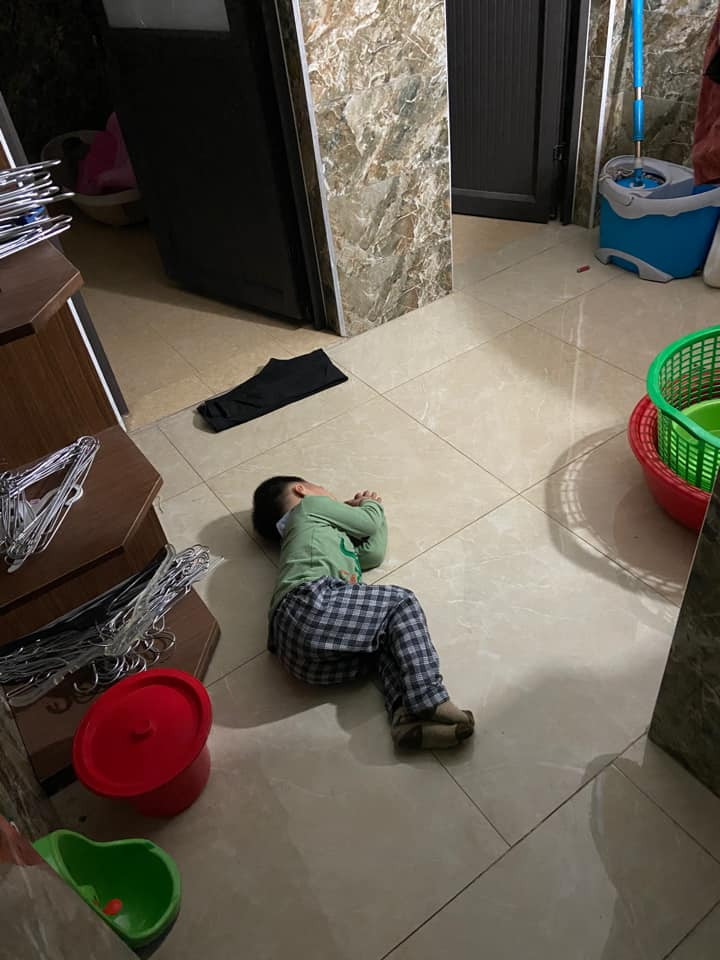 Cảnh tượng nằm lăn lóc ngủ cố ở mọi góc nhà có lẽ đã quá quen thuộc với mọi gia đình có con đi học.