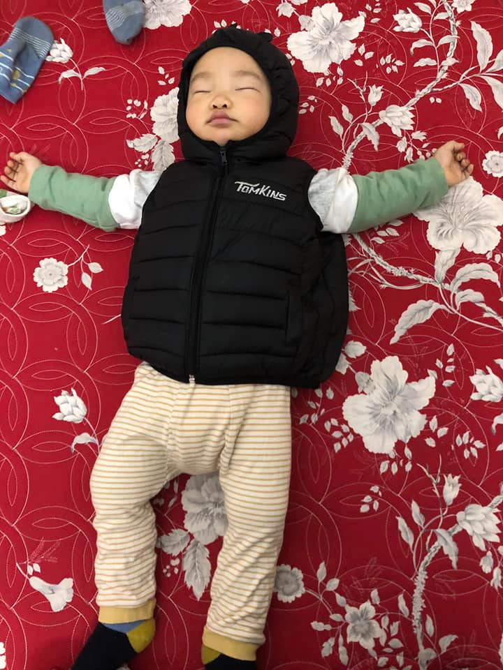 Vào những ngày này trên MXH xuất hiện nhiều hình ảnh của các trẻ nhỏ mỗi buổi sáng phải dậy đi học, bố mẹ như đánh vật với chúng cực hài hước.