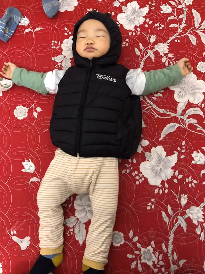 Vào những ngày này trên MXH xuất hiện nhiều hình ảnh của các trẻ nhỏ mỗi buổi sáng phải dậy đi học, bố mẹ như đánh vật với chúng cực hài hước.