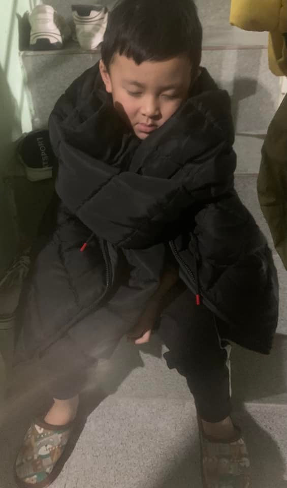 Mặc dù thân thể đã dậy sẵn sàng đi học thế nhưng dường như cơn buồn ngủ vẫn chưa đi nên cố nhắm mắt thêm đôi chút.