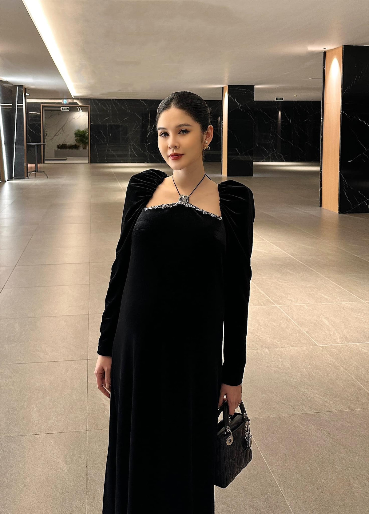 Dự tiệc cưới của Ngọc Hân, MC Vũ Thu Hoài diện chiếc váy đen, make-up chỉn chu, gương mặt rạng ngời dù cô nàng đã mang bụng bầu khá lớn.