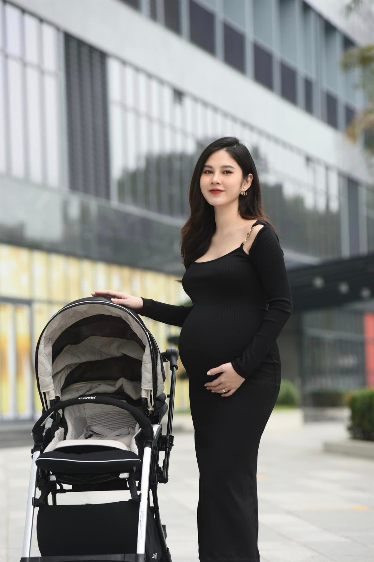 Có thể thấy dù bầu bí vượt mặt song trông thần sắc nữ MC Thu Hoài vẫn rất "ổn áp", không hề bị lép vế khi đứng cạnh đàn chị.