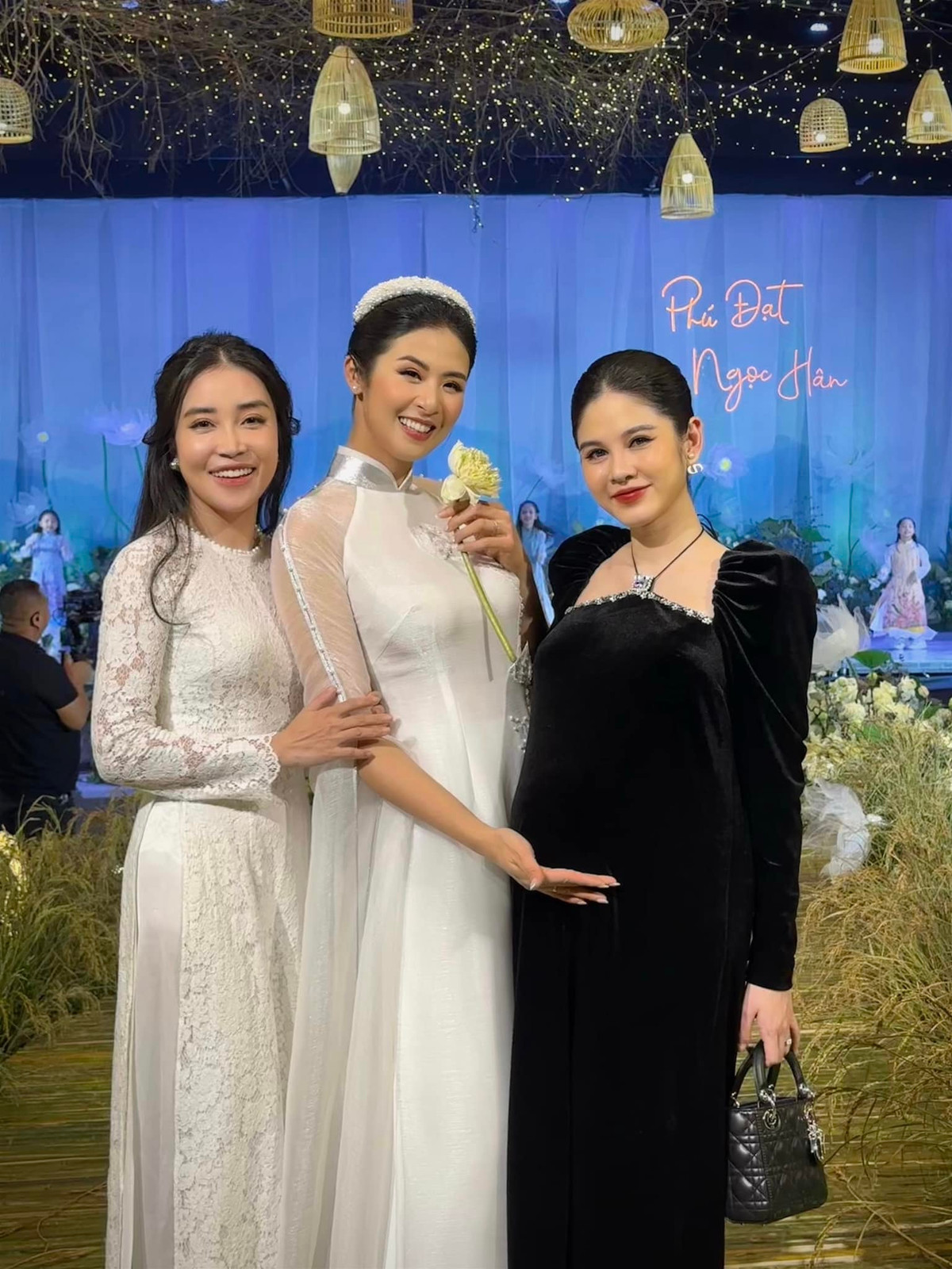 Mới đây trên trang cá nhân hot girl Vũ Thu Hoài hào hứng khoe ảnh đi đám cưới Ngọc Hân, nhan sắc mẹ bầu của cô nàng lập tức gây chú ý.