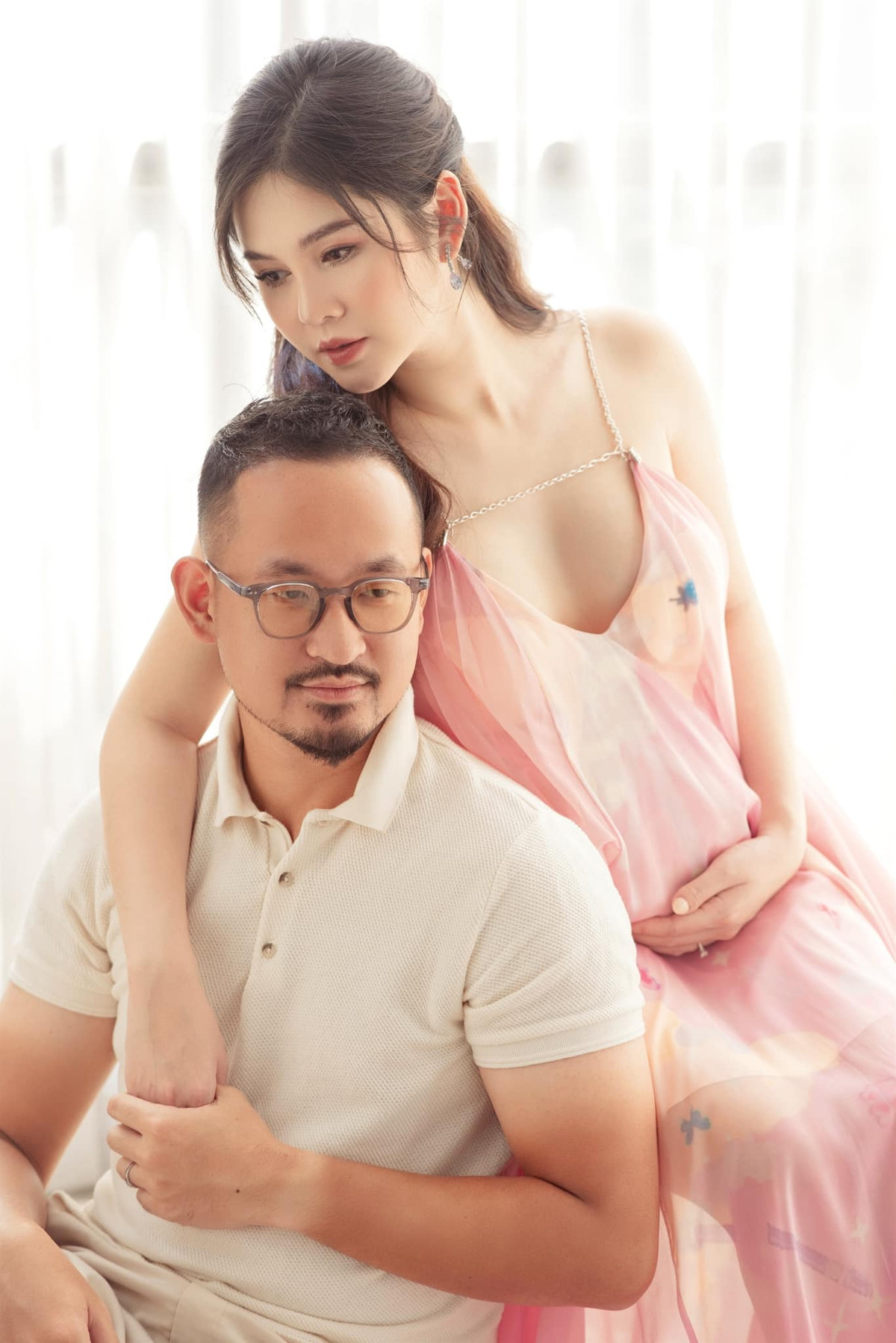 Ngoài ngưỡng mộ cuộc sống hôn nhân viên mãn bên người chồng giàu có, nhiều người khen MC Thu Hoài vẫn cực xinh đẹp khi mang bầu.