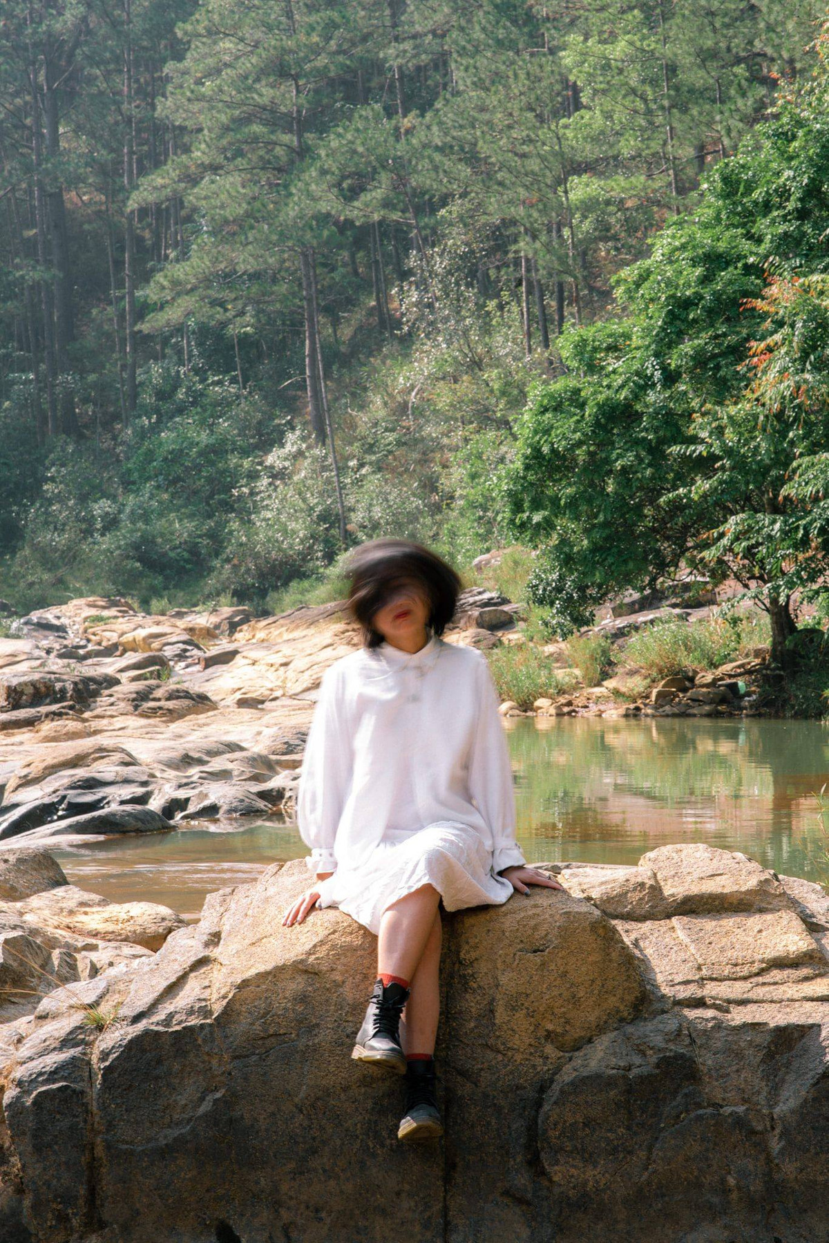 Chủ bài đăng cho biết thêm, cô chụp hình sống ảo ở loạt địa điểm nổi tiếng tại Đà Lạt như: Phân viện sinh học, biệt phủ Trần Lệ Xuân, thác Ankroet, đồi hoa bất tử, hồ Tuyền Lâm...