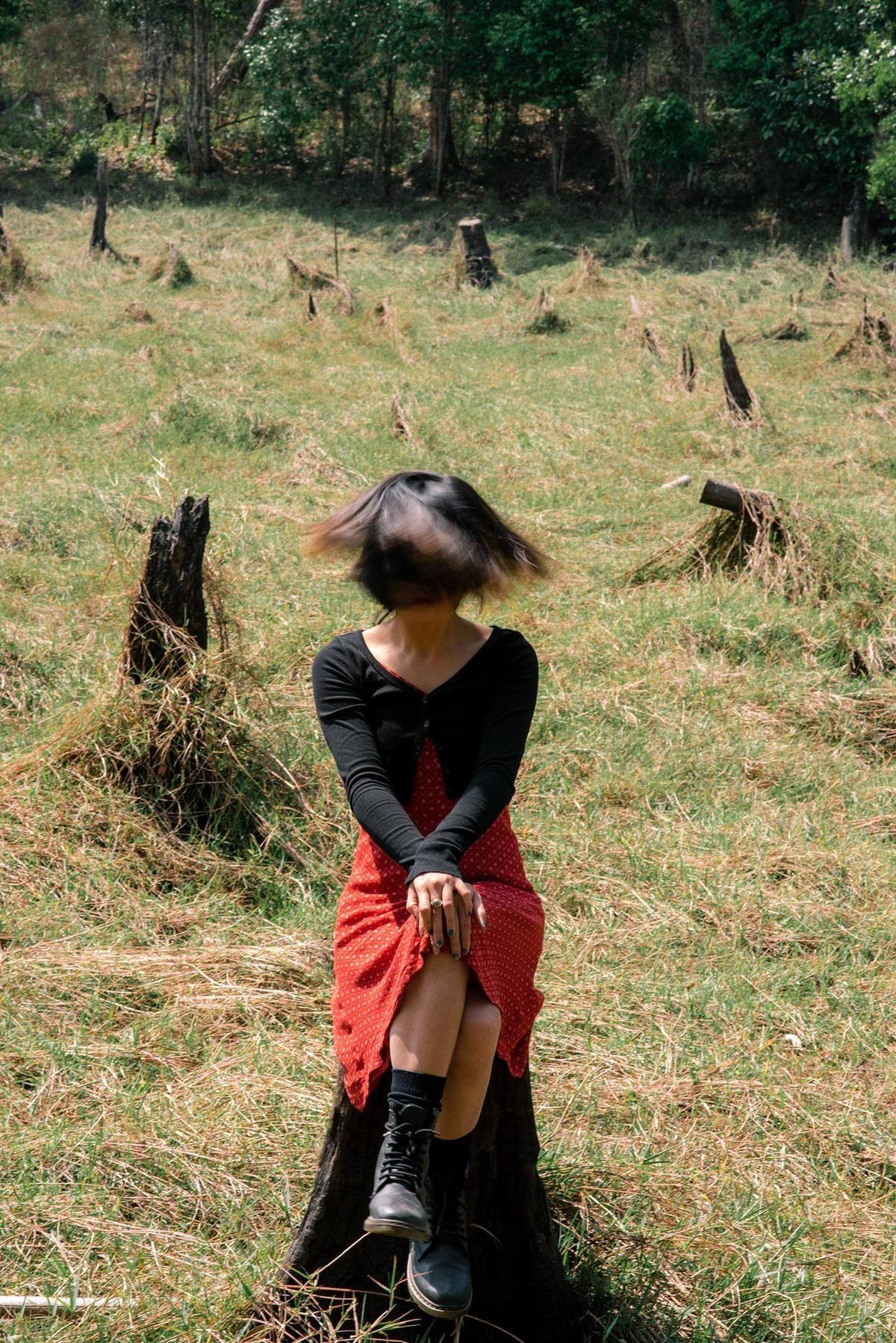 Bản thân vốn là một photographer thường chụp cho người khác những bộ hình xinh lung linh. Thế nhưng khi đến lượt mình lên ảnh, không ngờ cô gái này lại chọn cách "bá đạo" đến vậy.