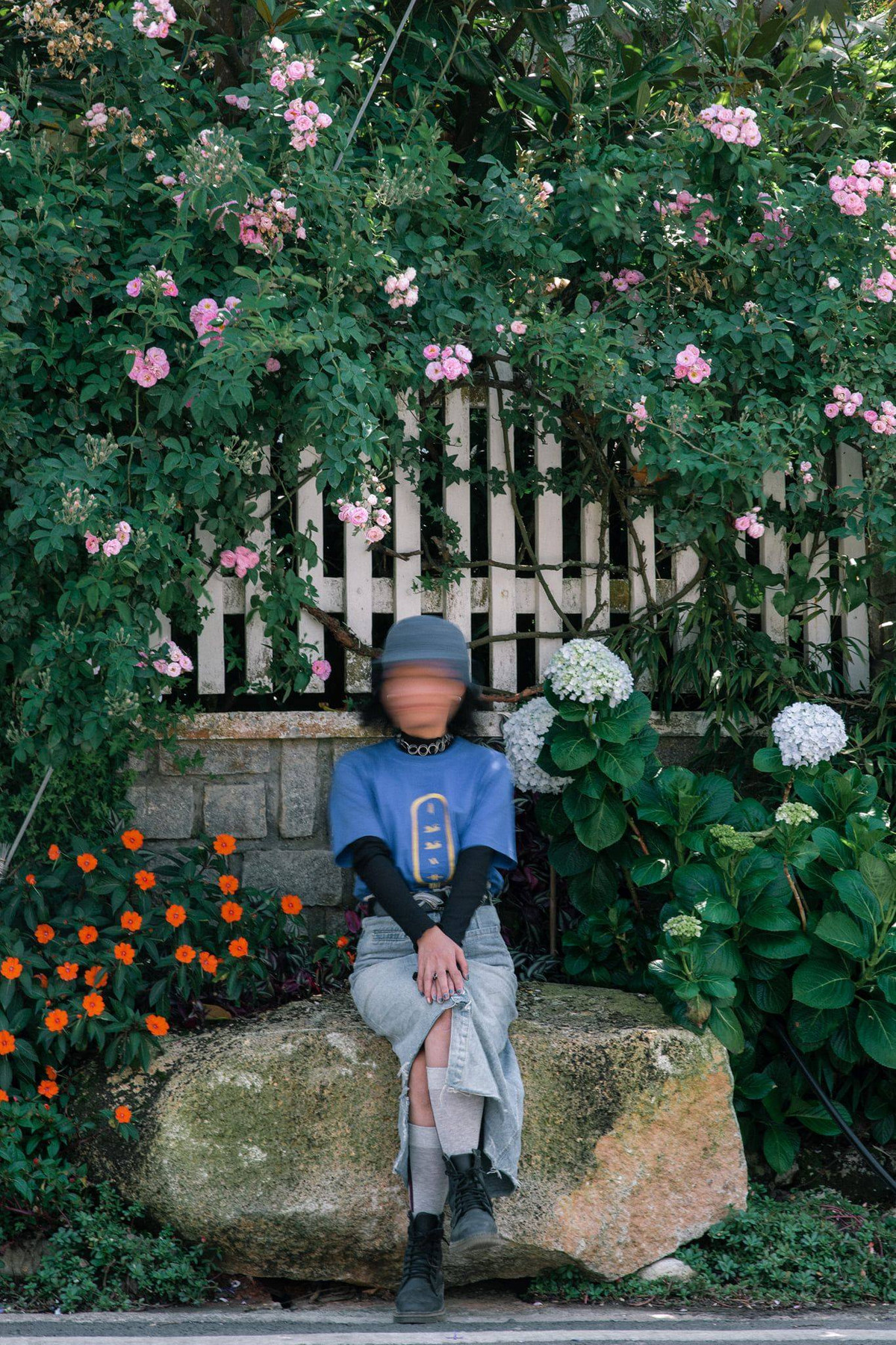 Chiêm ngưỡng bộ ảnh hầu hết netizen đều bật cười bởi tấm ảnh nào cô nàng cũng lắc đầu, hất tóc muốn chóng mặt, và khuôn mặt của cô nàng không thấy đâu.