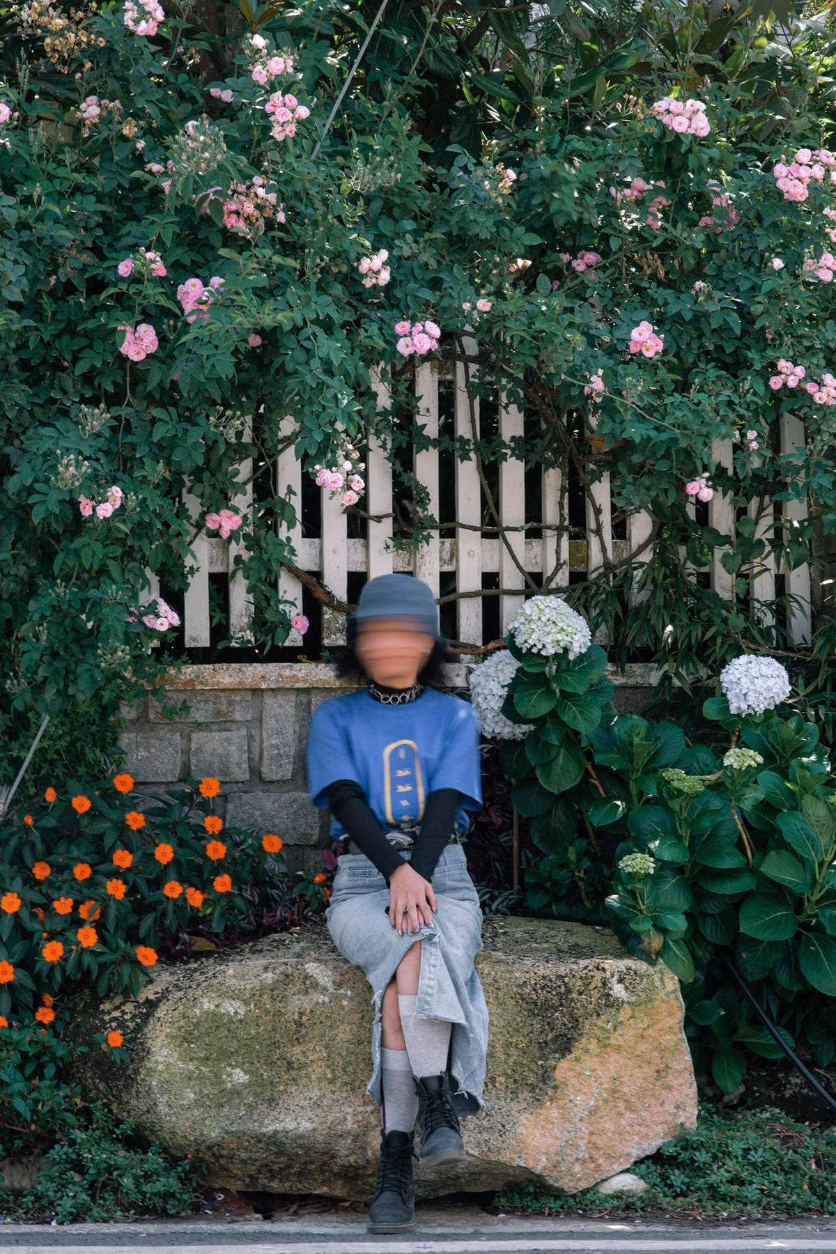 Chiêm ngưỡng bộ ảnh hầu hết netizen đều bật cười bởi tấm ảnh nào cô nàng cũng lắc đầu, hất tóc muốn chóng mặt, và khuôn mặt của cô nàng không thấy đâu.