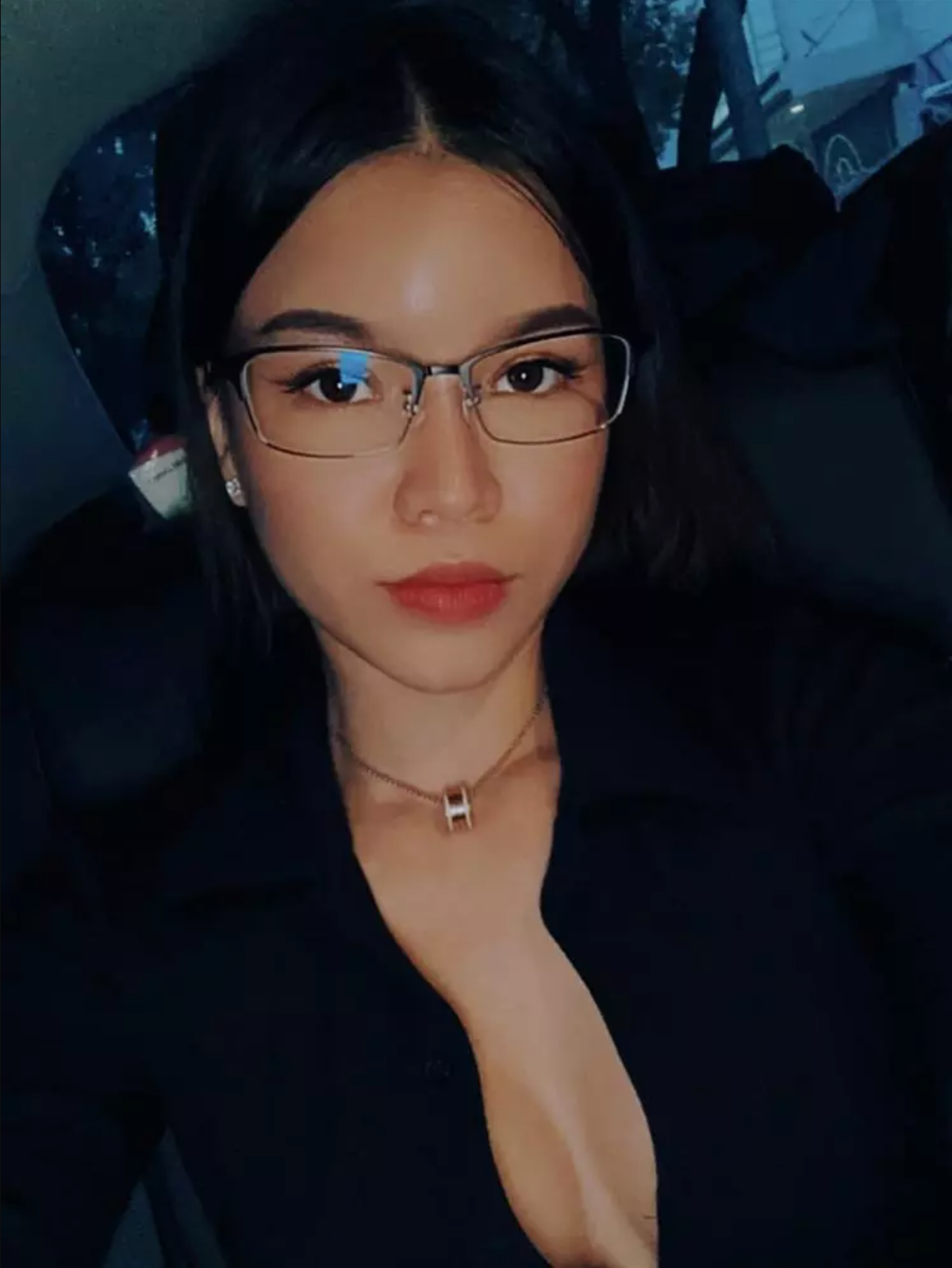 Cụ thể trên trang cá nhân, Yến Xuân show bức ảnh mới. Kèm theo đó, người đẹp có đăng dòng trạng thái: "Người ta thì chờ năm mới. Còn em lại chờ anh tới".