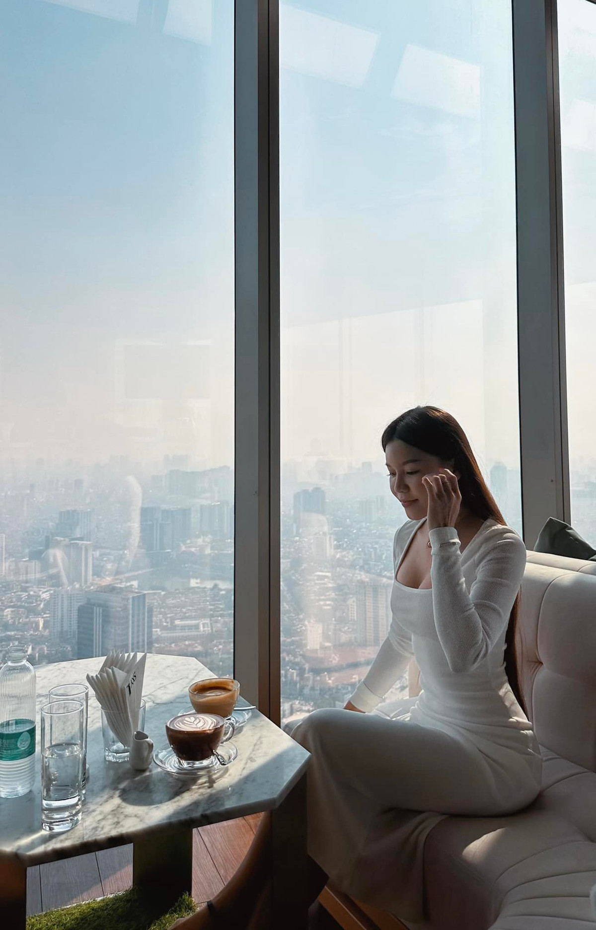 Ở lần lên sóng này, bạn gái Đặng Văn Lâm trang điểm nhẹ nhàng, tóc để xõa. Cô diện bộ đồ khoét xẻ táo bạo, khoe trọn vòng 1 phía sau chiếc áo hững hờ đang được giới fashion "lăng xê" nhiệt tình thời gian gần đây.