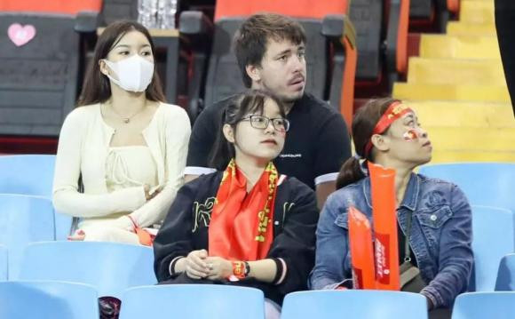 Dù bịt khẩu trang và lặng lẽ ngồi ở một góc khán đài, nhưng Yến Xuân không thể tránh được sự phát hiện của ống kính truyền thông.