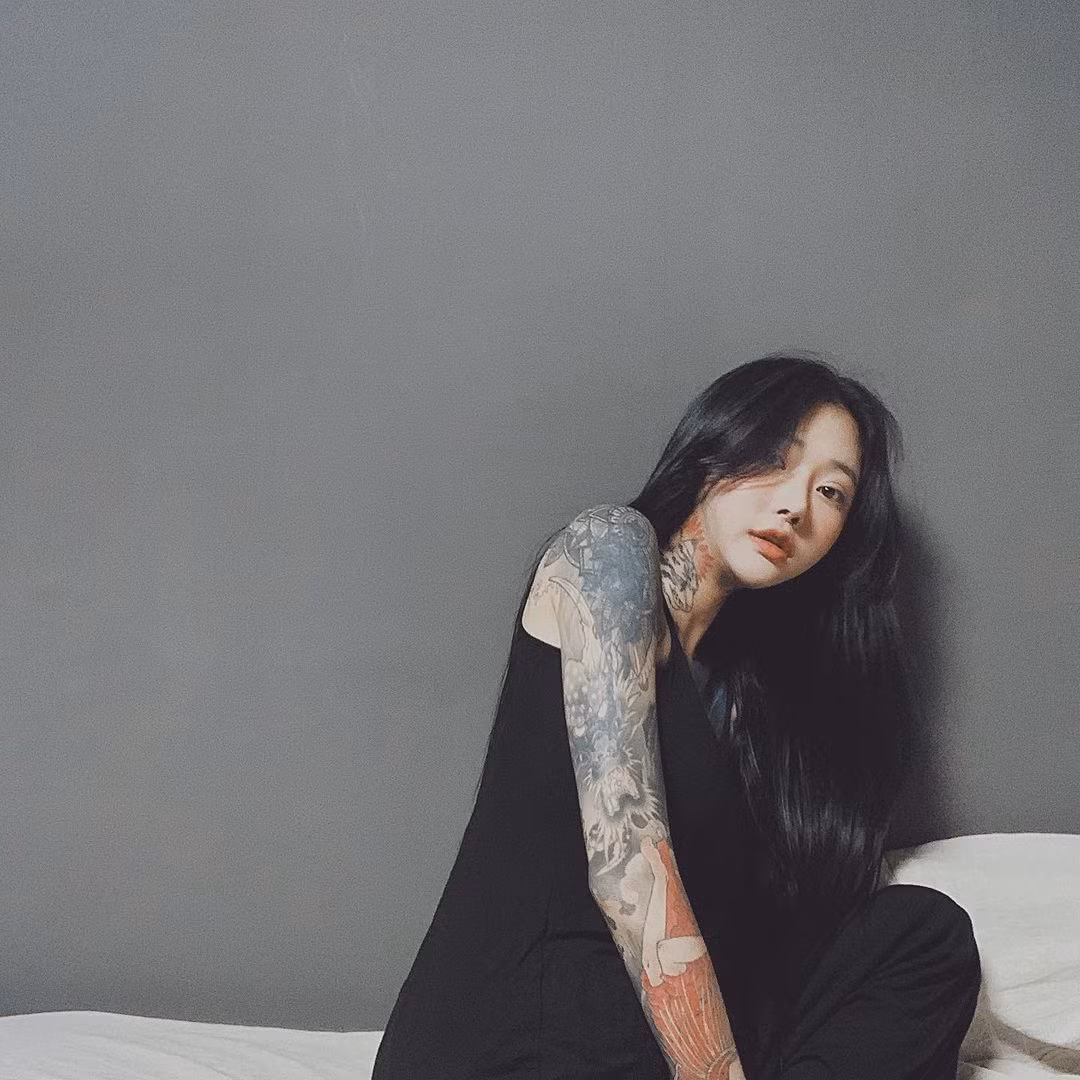 Ahn Lina thường diện những item có dáng khoét nách ôm sát để khoe hình xăm. Ảnh: IGNV