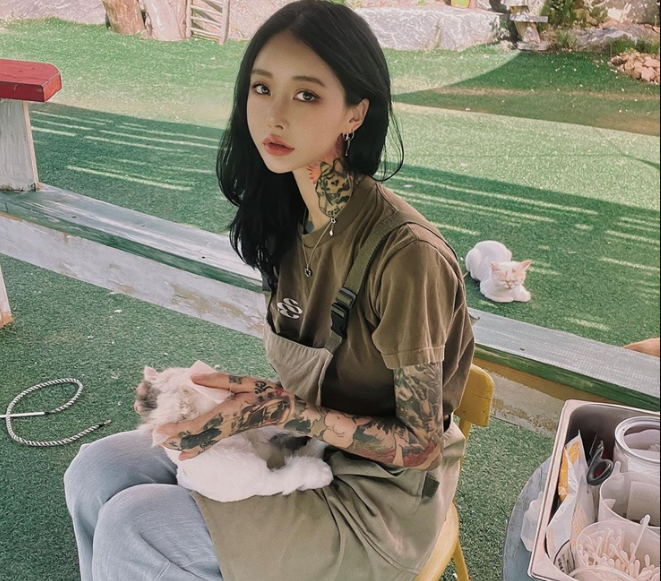 Sau đó, cô học để trở thành thợ xăm từ năm 20 tuổi. Ahn Lina có nhiều hình xăm phủ kín gần như toàn bộ cơ thể.